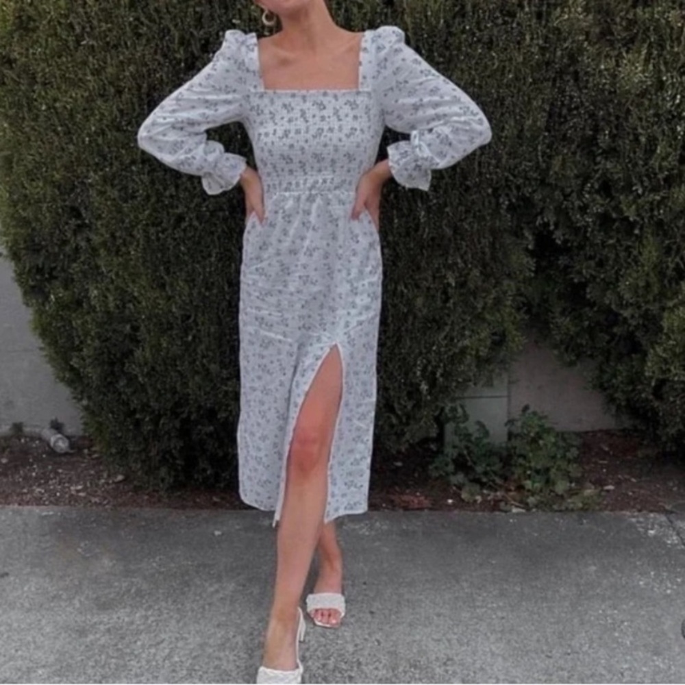 House of Harlow Midi Dress Blue White Floral
Smocked Puffed Sleeves - large